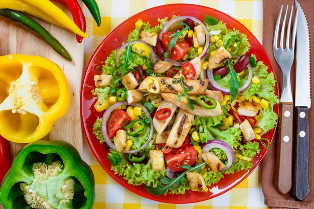 Ensalada de pollo picante mexicana en un plato. Carne de pollo a la plancha con una sabrosa selección de verduras