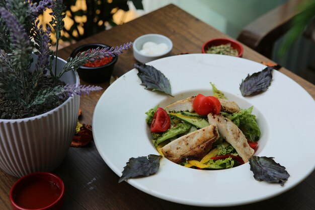 Ensalada de pollo pimiento lechuga tomate albahaca