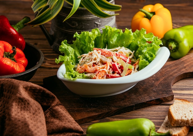 Foto gratuita ensalada de pollo con pimiento en mayonesa sobre la mesa