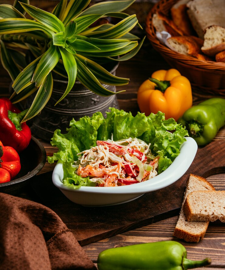 Foto gratuito ensalada de pollo con pimiento en mayonesa sobre la mesa