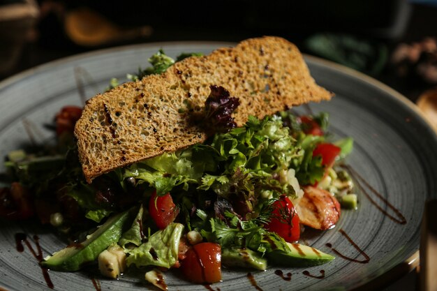 Ensalada de pollo a la plancha lechuga aguacate verduras tomate