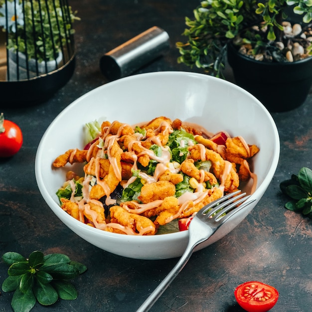 Foto gratuita ensalada de pollo con verduras bajo salsa