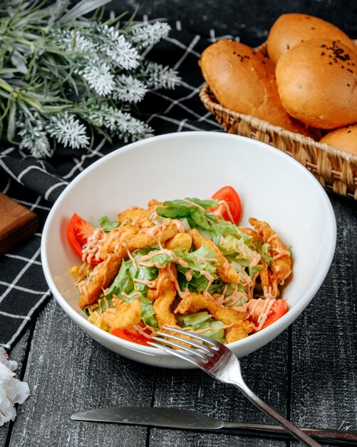 Ensalada de pollo con verduras sobre la mesa