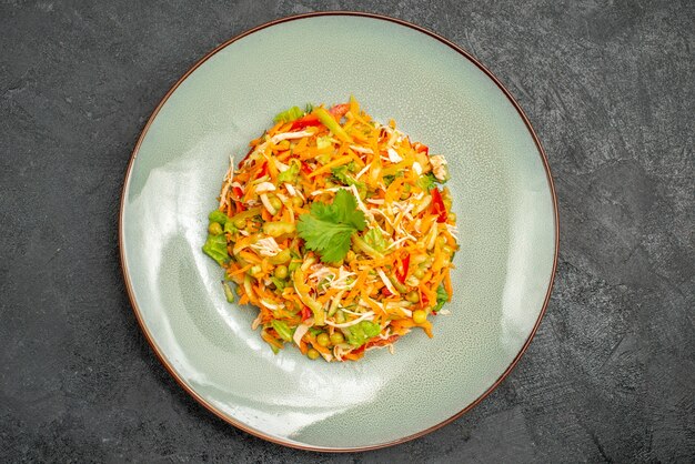 Ensalada de pollo con verduras de vista superior dentro de la placa en la comida de dieta de ensalada de salud oscura