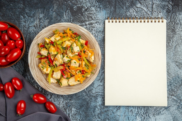 Ensalada de pollo con verduras de vista superior con tomates en la mesa de luz