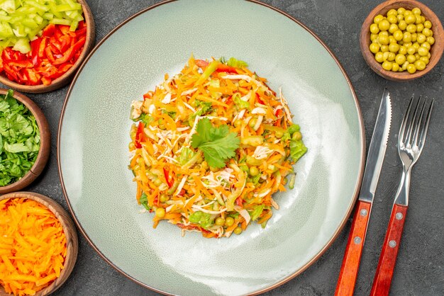 Ensalada de pollo con verduras de vista superior con verduras en salud de ensalada de alimentos de dieta gris