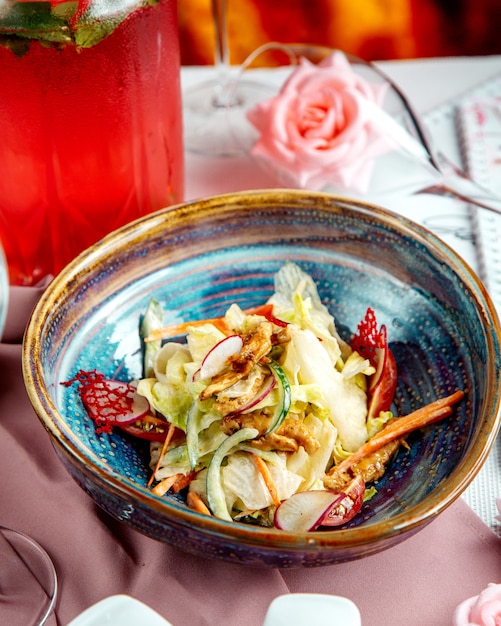 Ensalada de pollo con zanahorias y lechuga