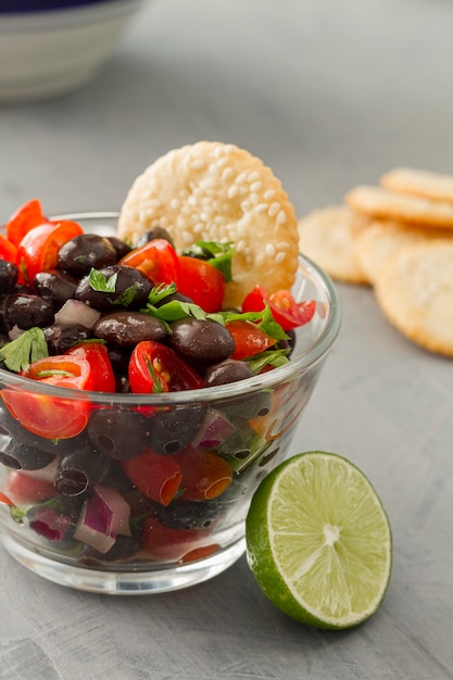 Foto gratuita ensalada de primer plano con frijoles negros y lima