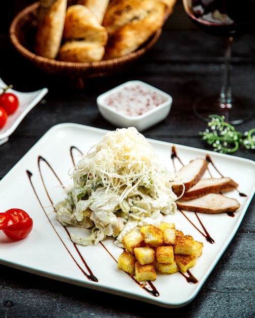 Ensalada con queso y galletas saladas