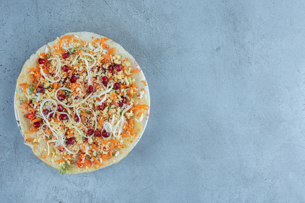 Ensalada de queso y nueces sobre una capa de panqueques sobre superficie de mármol