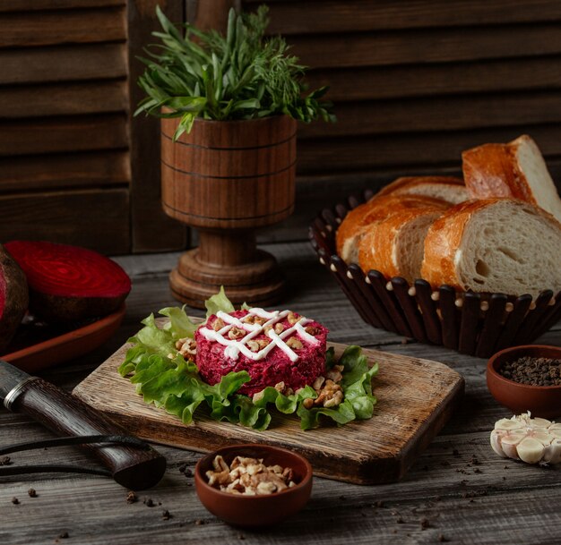 Ensalada de remolacha con nuez y mayonesa