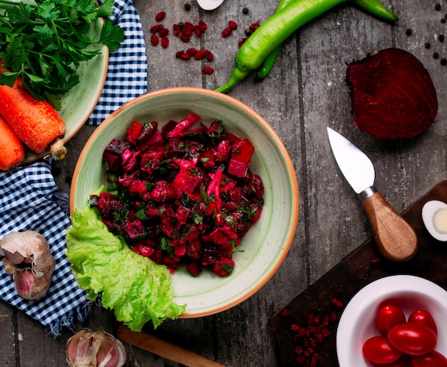 Ensalada de remolacha con remolacha y frijoles sobre la mesa