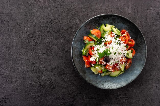 Ensalada de repollo chino saludable en placa sobre fondo negro