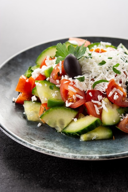 Ensalada de repollo chino saludable en placa sobre fondo negro