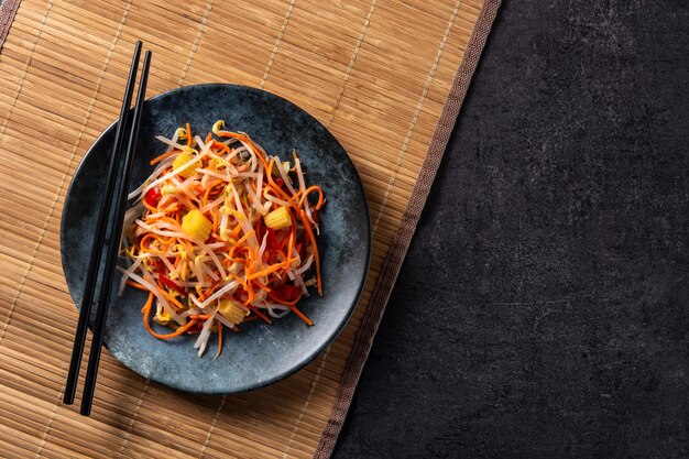 Ensalada de repollo chino saludable en plato sobre fondo de pizarra negra