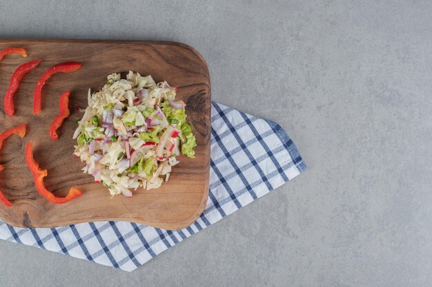 Ensalada de repollo y lechuga sobre una tabla de madera.