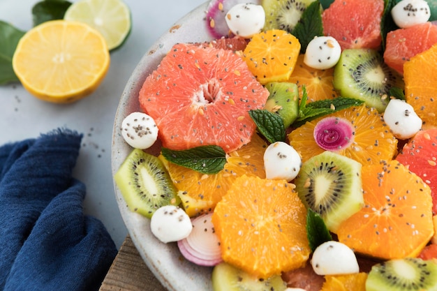 Foto gratuita ensalada con rodajas de frutas y especias.