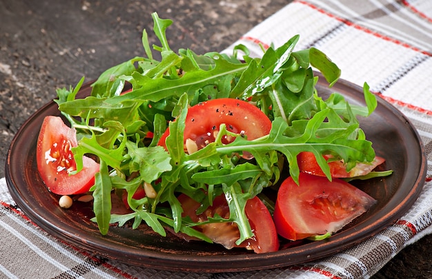 Ensalada de rúcula, tomate y piñones