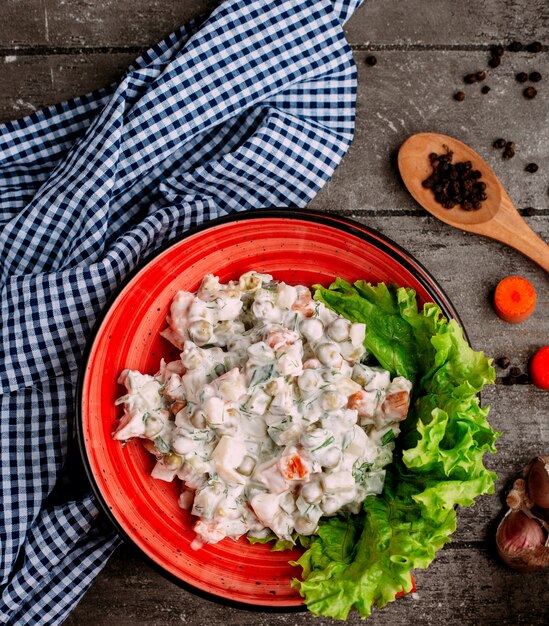 Ensalada rusa con rodajas de zanahoria