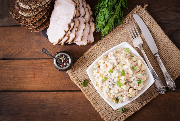 Foto gratuita ensalada rusa tradicional 