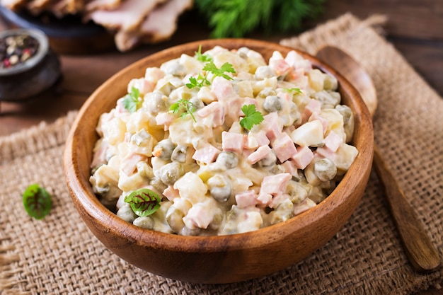 Foto gratuita ensalada rusa tradicional 