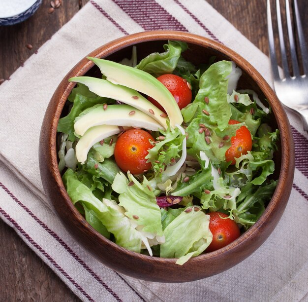 Foto gratuita ensalada sabrosa con aguacate