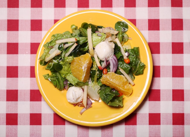 Ensalada sabrosa fresca en un plato sobre un mantel