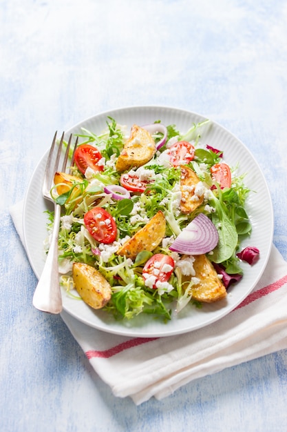 Foto gratuita ensalada sabrosa con patatas y cebolla