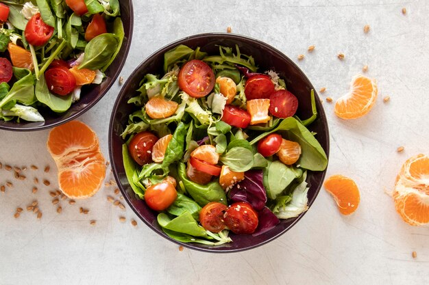 Ensalada sabrosa con verduras y frutas.