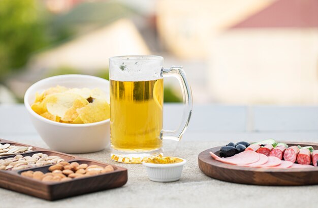 Ensalada de salchicha con aperitivos y cerveza