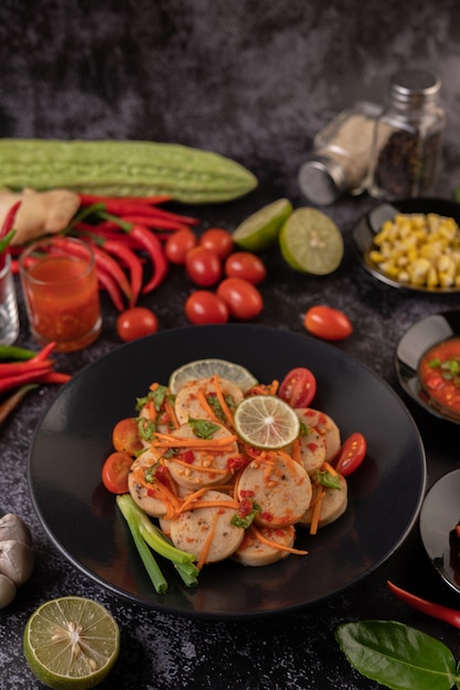 Foto gratuita ensalada de salchicha de cerdo vietnamita con chile, limón, ajo, tomate