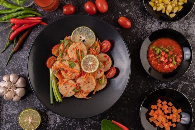 Ensalada De Salchicha De Cerdo Vietnamita Con Chile, Limón, Ajo, Tomate