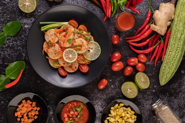 Ensalada De Salchicha De Cerdo Vietnamita Con Chile, Limón, Ajo, Tomate