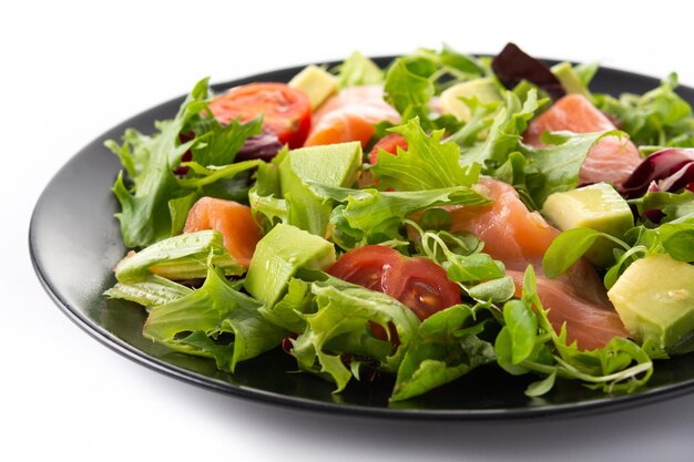 Ensalada de salmón y aguacate aislado sobre fondo blanco.