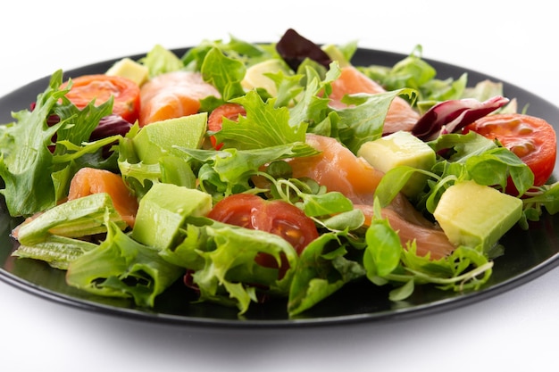 Ensalada de salmón y aguacate aislado sobre fondo blanco.