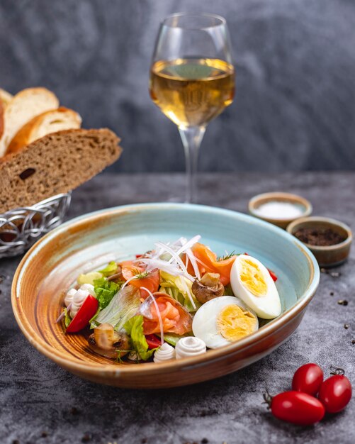 Ensalada de salmón ahumado con champiñones, huevo, tomate y lechuga