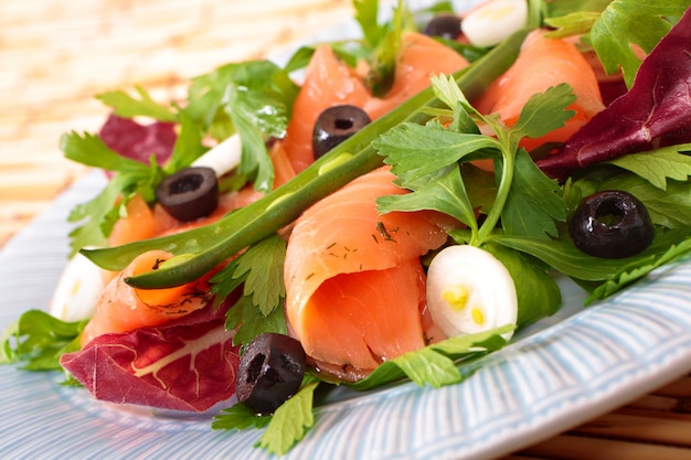 Ensalada de salmón ahumado con frijoles 