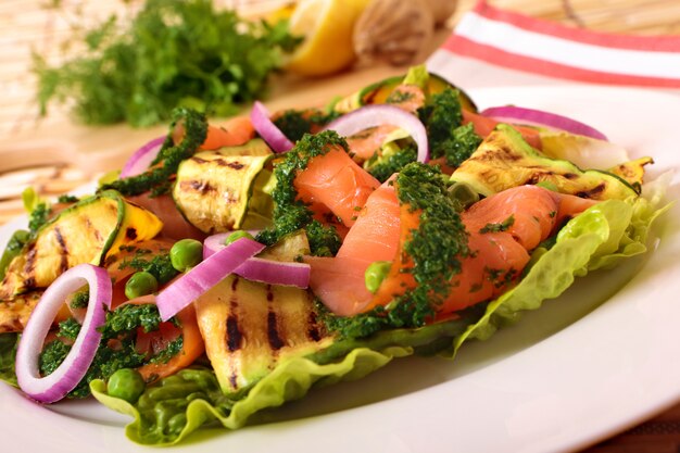 Ensalada de salmón ahumado con verduras