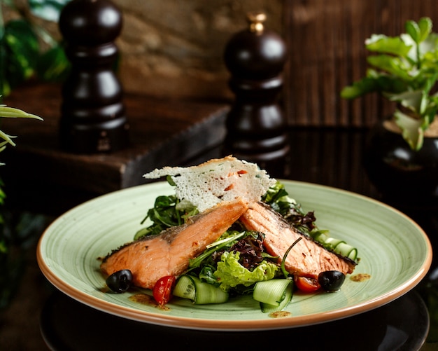 Ensalada de salmón con pepino, tomate cherry, lechuga y aceituna