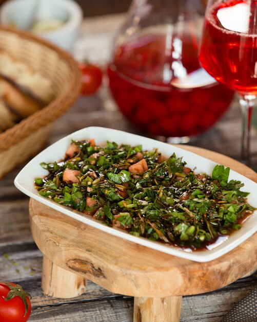 Ensalada de salmón preparada con salsa de soja y hierbas