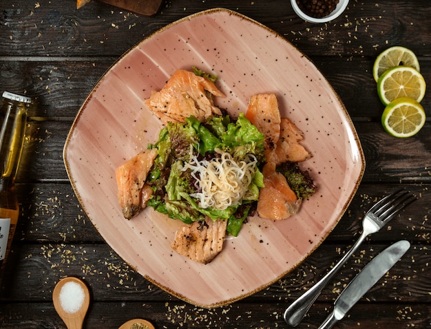 Foto gratuita ensalada de salmón sobre la mesa