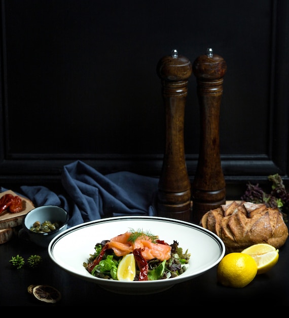 Foto gratuita ensalada de salmón con vegetales frescos