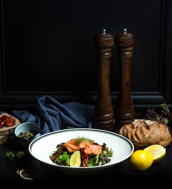 Ensalada de salmón con vegetales frescos