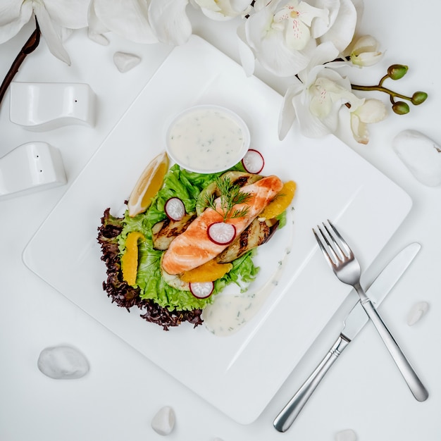 Ensalada de salmón con verduras y salsa blanca