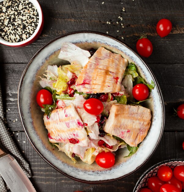 Ensalada de salmón con verduras sobre la mesa