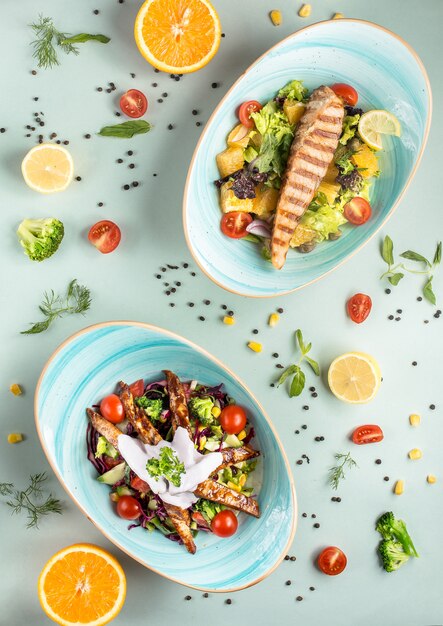 Ensalada de salmón en la vista de la mesa