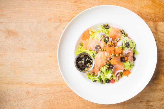 Foto gratuita ensalada de salmón