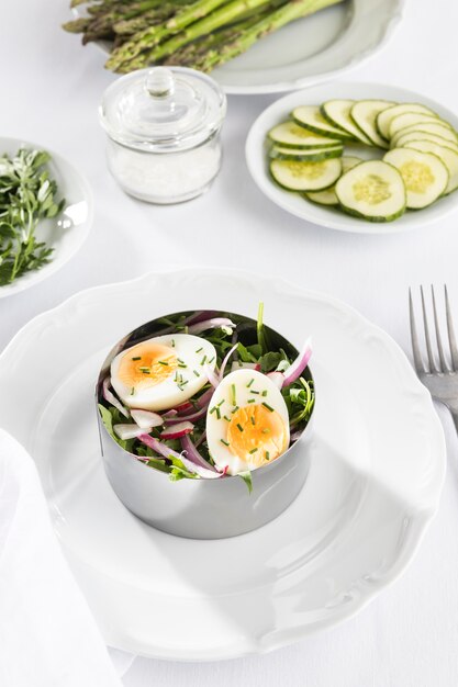 Ensalada saludable de alto ángulo en surtido de forma redonda de metal