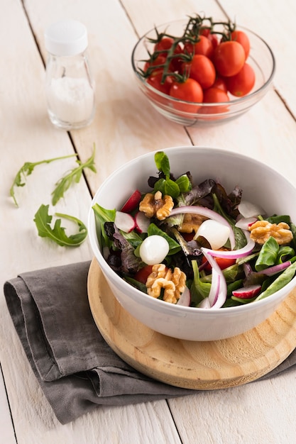 Ensalada saludable de alto ángulo en un tazón blanco