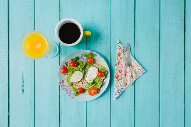 Ensalada saludable, café y jugo